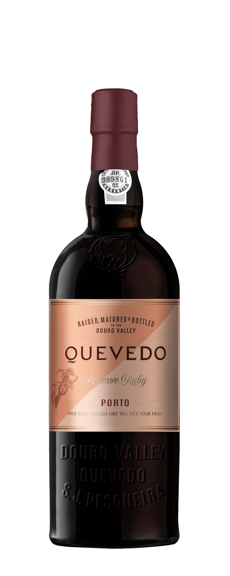 Bottiglia in vetro scuro di Porto Rubino Quevedo Reserve con tappo in lamina marrone ed etichetta rosa con nome e dettagli del marchio in oro e nero.