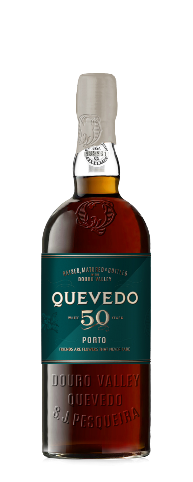 Bottiglia di vino Quevedo 50 Years Porto con etichetta verde scuro, testo in oro e bianco, logo e scritte in rilievo sul vetro. La bottiglia ha un tappo con chiusura a ceralacca e uno sfondo trasparente.