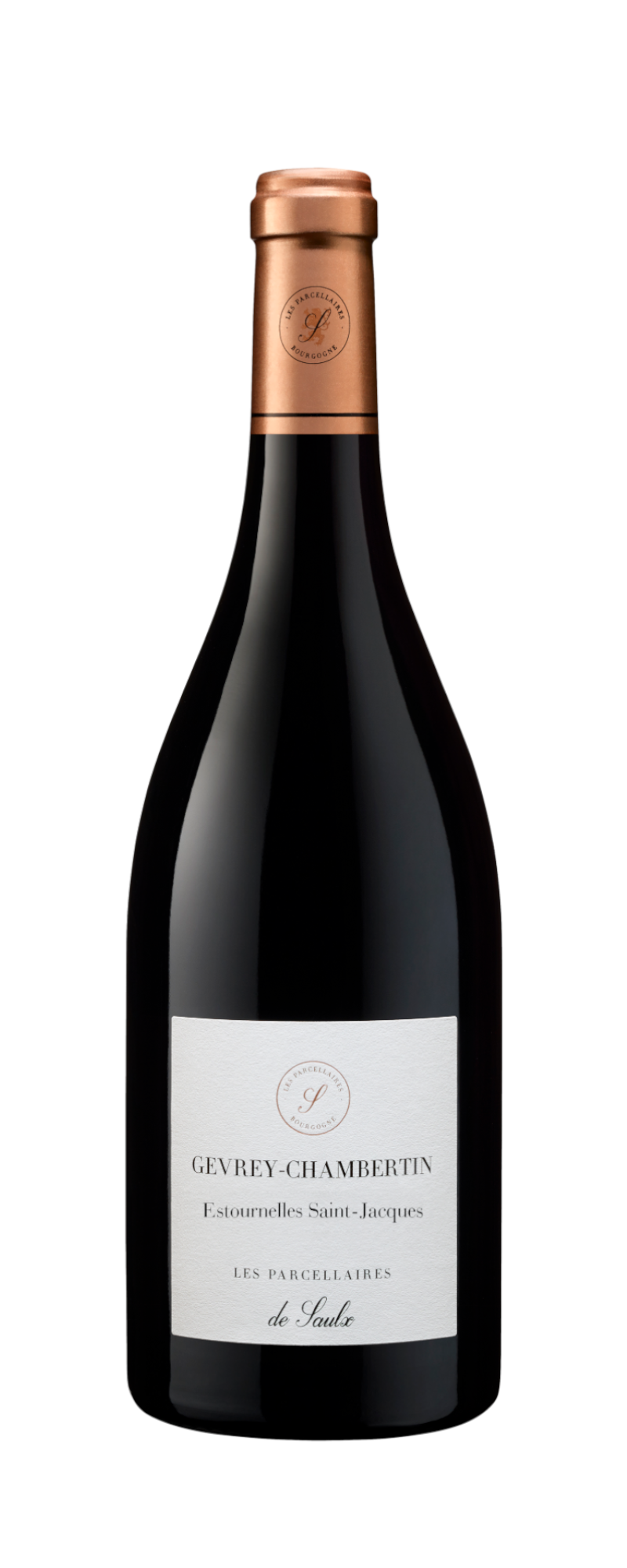 Bottiglia di vino rosso con tappo in lamina color rame. L'etichetta recita Gevrey-Chambertin Estournelles Saint-Jacques Les Parcellaires de Saulx. La bottiglia è in posizione verticale su sfondo bianco.