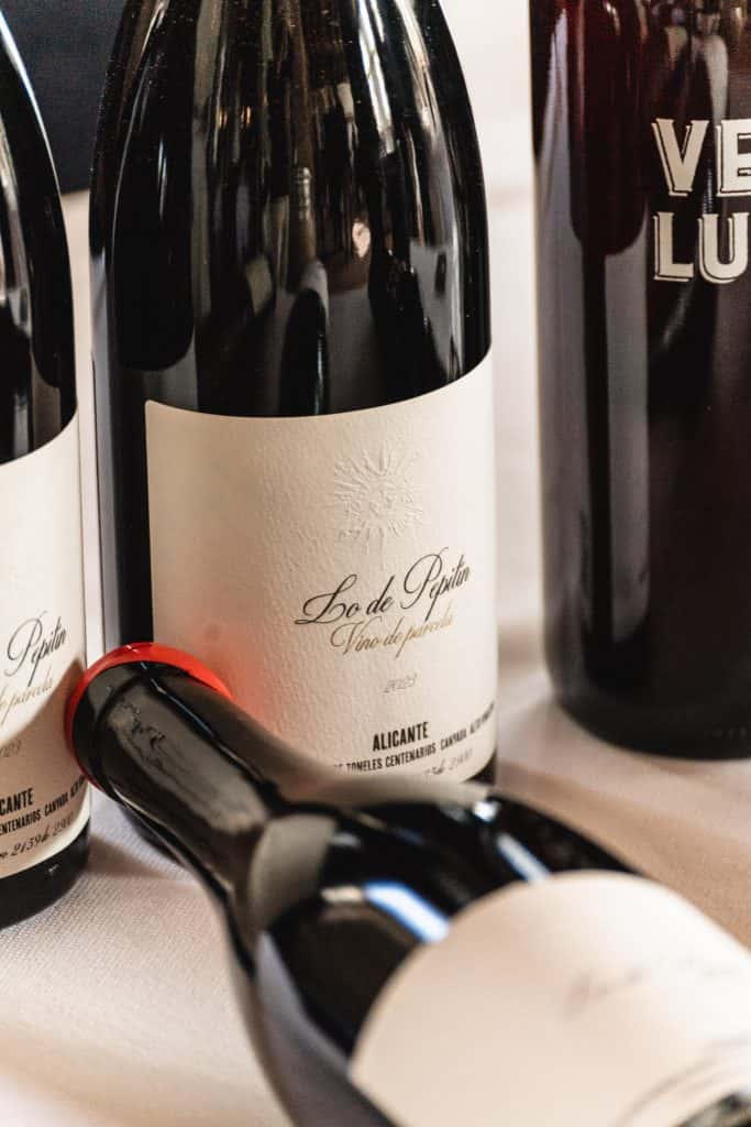 Tre bottiglie di vino sono raggruppate su una superficie bianca; due bottiglie in posizione verticale riportano l'etichetta Lo de Pepito Vino de parcelas, mentre una bottiglia è posta orizzontalmente in primo piano. Un'altra bottiglia con l'etichetta VER LUZ è parzialmente visibile.