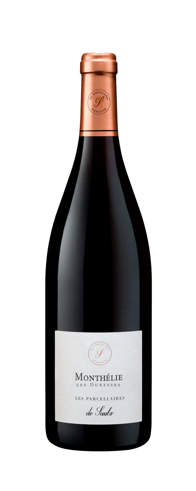 Bottiglia di vino rosso con tappo in lamina color rame. L'etichetta recita Monthélie Les Duresses, Les Parcelaires de Saulx. Lo sfondo è bianco.
