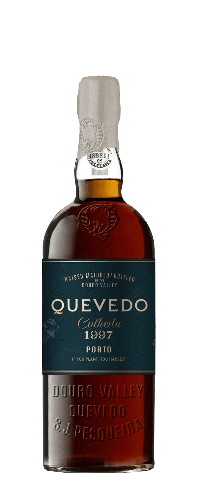 Bottiglia di vino Porto Quevedo Colheita 1997 con etichetta scura, logo in rilievo e testo in chiaro che cita la Valle del Douro e Se si pianta, si raccoglie sul fronte. Il tappo della bottiglia è sigillato con un coperchio traslucido.